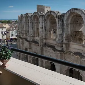 Avec Balcon Donnant Sur Les Arènes D’arles France